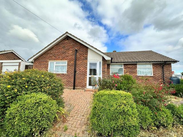 The Glades, Bexhill on Sea, TN40 2 bed bungalow to rent £1,350 pcm £312 pw