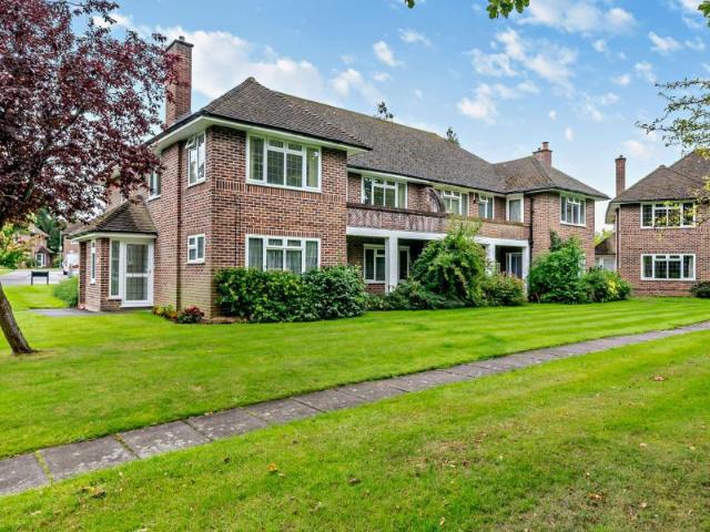 The Glen, Northwood HA6 3 bed maisonette to rent £2,300 pcm £531 pw