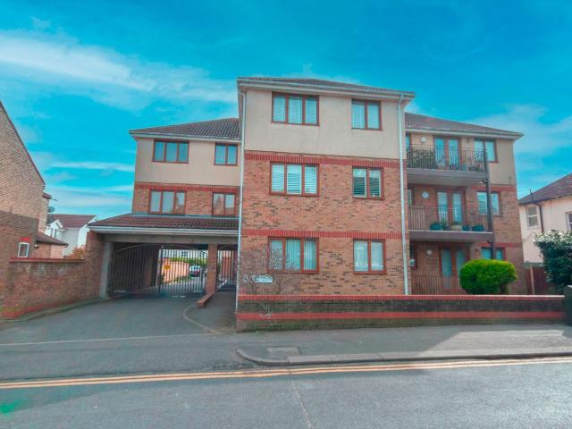 The Grange, Glendale Gardens, Leigh On Sea SS9, 2 bed flat to rent, £1,400 pcm | PrimeLocation