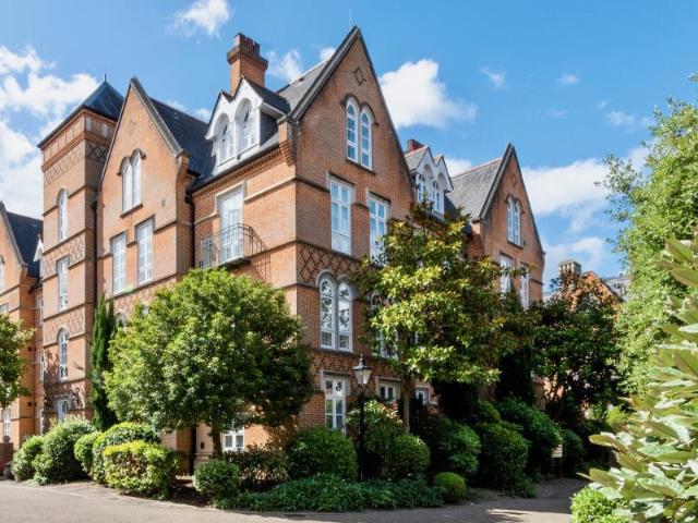 The Grange, Holloway Drive, Virginia. 2 bed flat to rent £2,550 pcm £588 pw