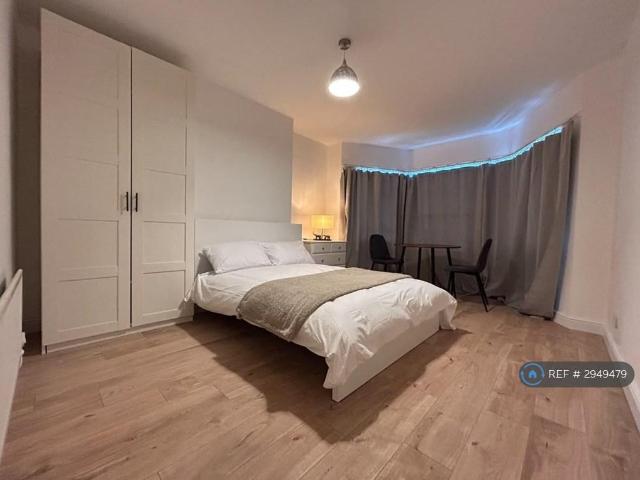 The Grange, London, W4 3 bed flat to rent £3,000 pcm £692 pw