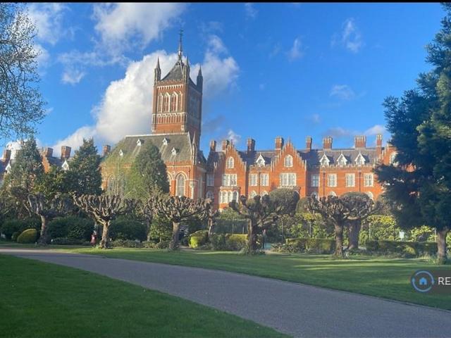 The Grange, Virginia Water, GU25 2 bed flat to rent £2,350 pcm £542 pw