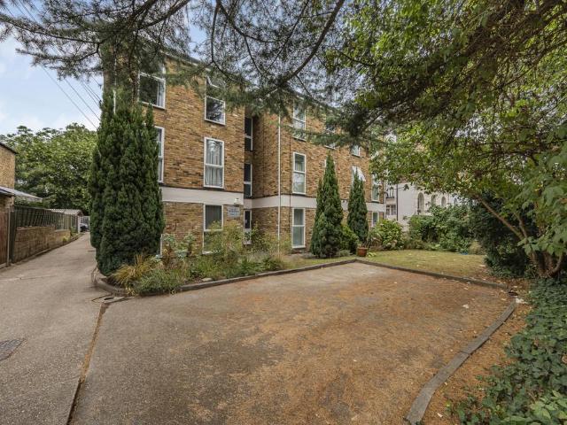 The Greenway, Uxbridge UB8 1 bed flat to rent £1,450 pcm £335 pw