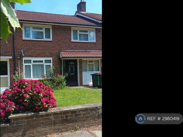 The Green, Crawley, RH11 4 bed terraced house to rent £2,300 pcm £531 pw