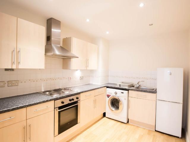 The Green, Bradford BD10, 2 bed flat to rent, £825 pcm | PrimeLocation