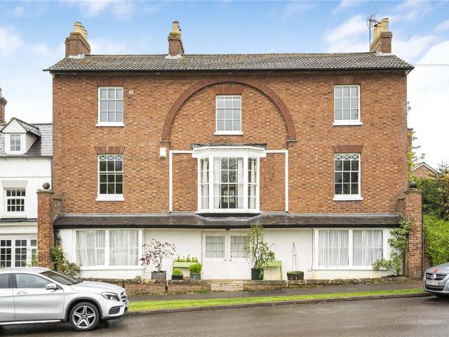 The Green, Guilsborough, Northampton. 5 bed house to rent £1,995 pcm £460 pw