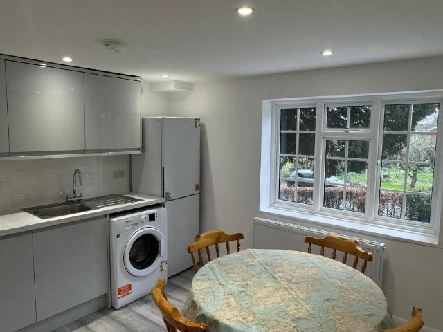 The Green, Harefield, Uxbridge, UB9 6NP 4 bed flat to rent £2,475 pcm £571 pw