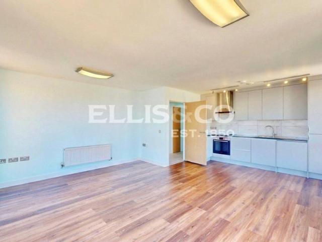The Green, Southall, UB2 2 bed apartment to rent £2,300 pcm £531 pw