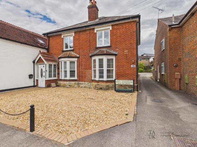 The Green, Rowlands Castle, PO9 2 bed semi detached house to rent £1,600 pcm £369 pw