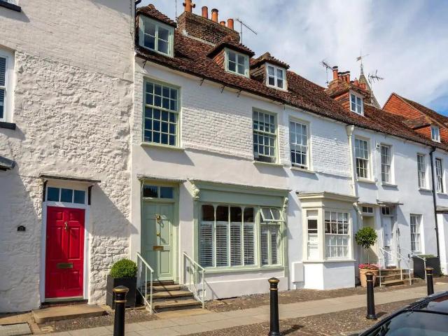 The Green, Westerham, Kent, TN16 3 bed terraced house to rent £3,200 pcm £738 pw