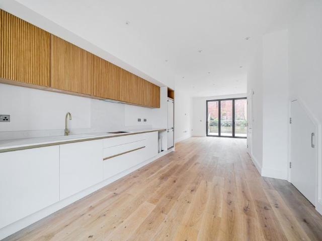 The Grove Coulsdon CR5 3 bed townhouse to rent £3,100 pcm £715 pw