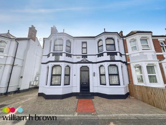 The Grove, CLACTON ON SEA 4 bed house to rent £1,950 pcm £450 pw