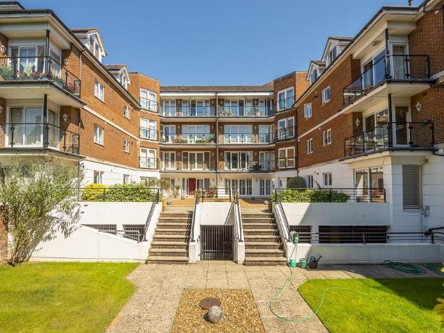 The Downs London SW20 2 bed apartment to rent £3,500 pcm £808 pw