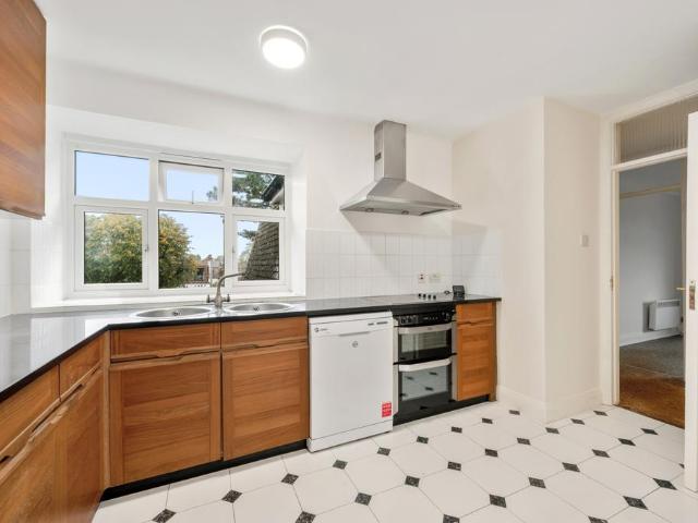 The Downs, Wimbledon SW20 2 bed apartment to rent £1,950 pcm £450 pw