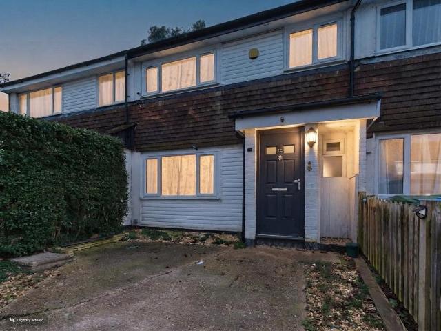 The Dart, Hemel Hempstead. 3 bed terraced house to rent £1,875 pcm £433 pw