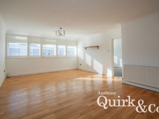 The Delawares, Foksville Road, Canvey. 2 bed flat to rent £1,150 pcm £265 pw