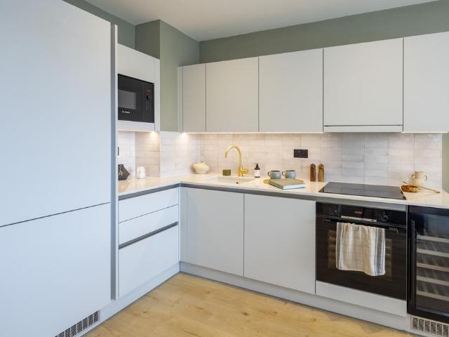 The Draper, 19 Beaufort Square. Studio to rent £1,995 pcm £460 pw