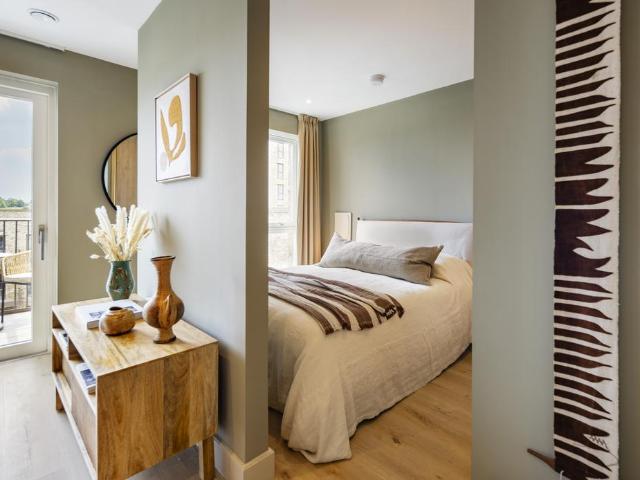 The Draper, 21 Beaufort Square. Studio to rent £2,135 pcm £493 pw
