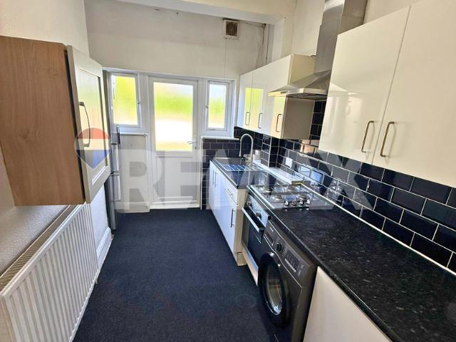 The Drive, Ilford IG1 4 bed terraced house to rent £2,450 pcm £565 pw