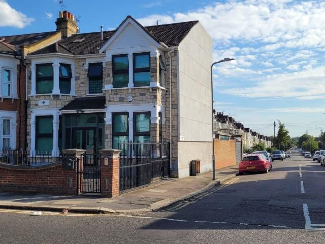The Drive, Ilford IG1, 1 bed flat to rent, £1,300 pcm | PrimeLocation