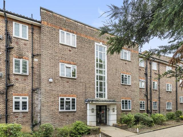 The Drive, London, E18 2 bed flat to rent £1,800 pcm £415 pw