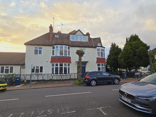 The Drive, NW11 6 bed semi detached house to rent £5,000 pcm £1,154 pw