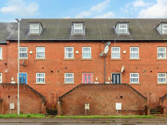 The Embankment, Wellingborough NN8 3 bed terraced house to rent £1,250 pcm £288 pw