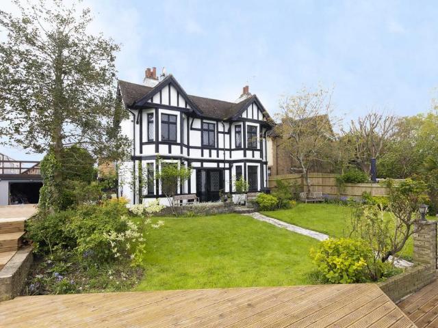 The Embankment, Wraysbury TW19 6 bed detached house to rent £6,500 pcm £1,500 pw