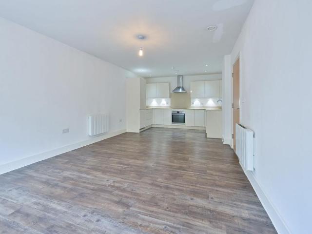 The Embankment, Hemel Hempstead, HP3 2 bed flat to rent £1,950 pcm £450 pw