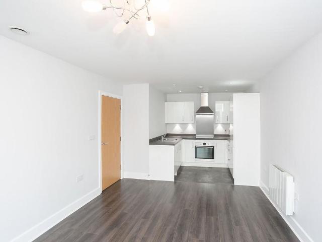The Embankment HP3, Hemel Hempstead, HP3 2 bed flat to rent £1,550 pcm £358 pw