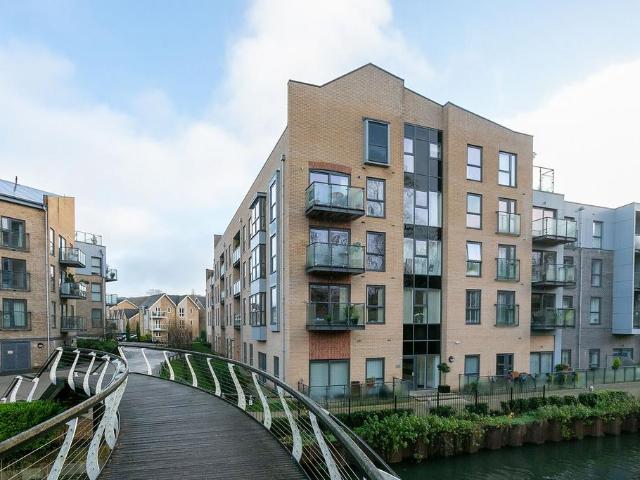 The Embankment HP3, Hemel Hempstead, HP3 2 bed flat to rent £1,550 pcm £358 pw