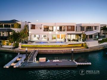 The Entertainer! 5 car basement, 12 metre Pontoon. Super Modern