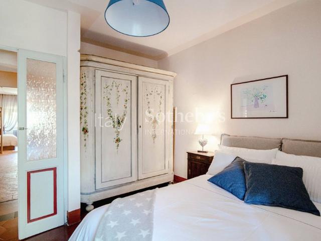 The elegance of an apartment in a historic residence Just minutes from the Lake
