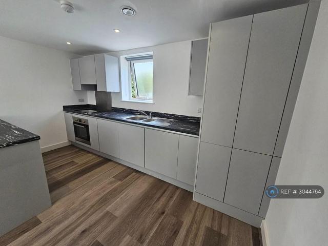 The Ellesmere, Worsley, Manchester, M28 3 bed flat to rent £1,195 pcm £276 pw