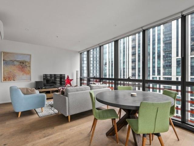 The epitome of Docklands living with CBD and water vistas