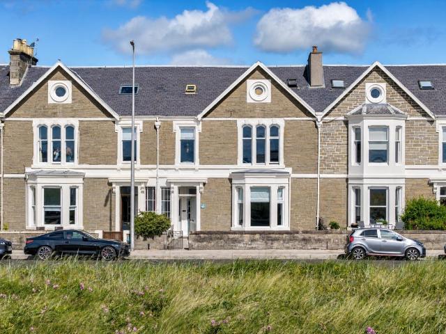 The Esplanade, Broughty Ferry. 2 bed terraced house to rent £1,400 pcm £323 pw