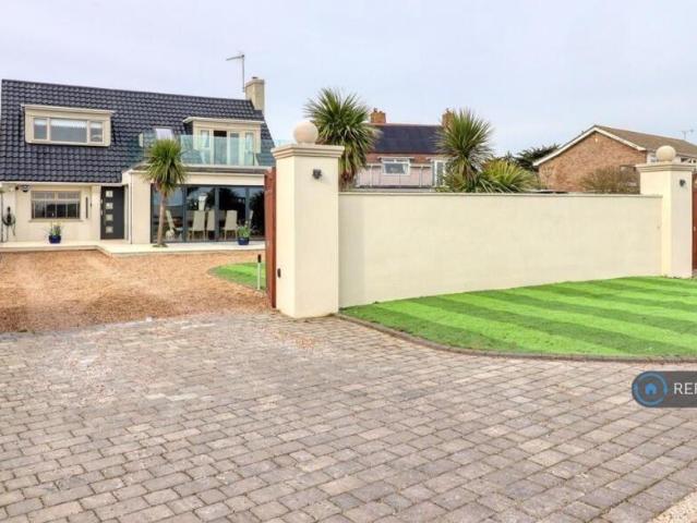 The Esplanade, Holland On Sea. 4 bed detached house to rent £3,000 pcm £692 pw