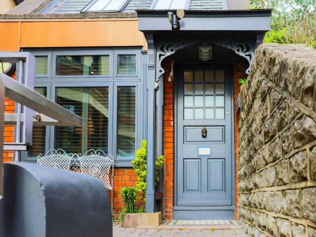 The Esplanade, PENARTH 1 bed mews to rent £1,350 pcm £312 pw