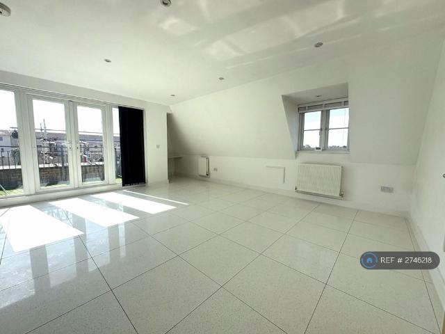 The Forge, Wickford, SS12 2 bed penthouse to rent £1,500 pcm £346 pw