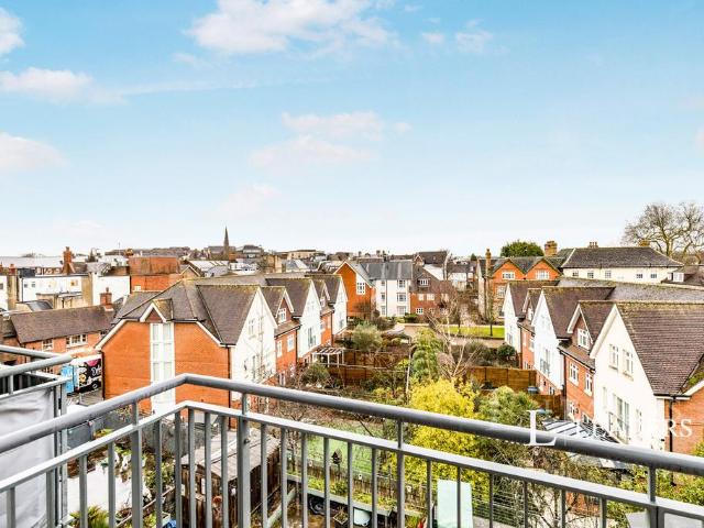 The Forum, Lower Tanbridge Way. 2 bed flat to rent £1,450 pcm £335 pw