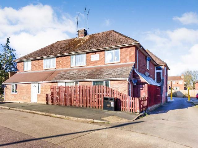 The Fairway, Banbury OX16 Studio to rent £750 pcm £173 pw
