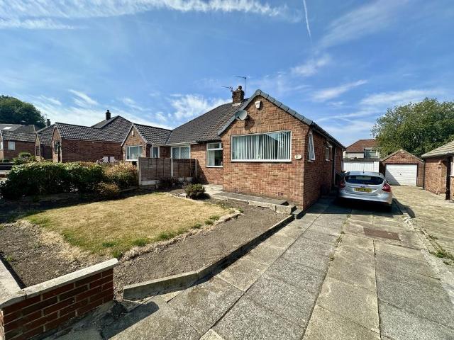The Fairway, Stanningley 3 bed semi detached house to rent £1,250 pcm £288 pw