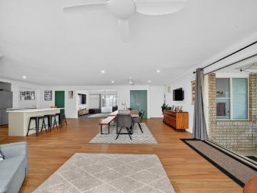 'The Family Entertainer' 240m2 Under Roof