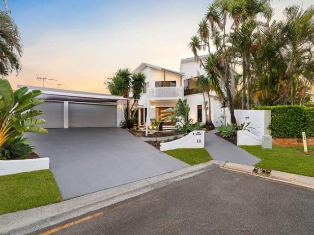 The Family Home You've Been Waiting For Space, Privacy and a Pool, Ready for Christmas