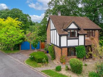 The Fieldings, Horley 4 bed detached house to rent £2,650 pcm £612 pw