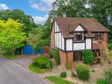 The Fieldings, Horley RH6, 4 bed detached house to rent, £2,650 pcm | PrimeLocation