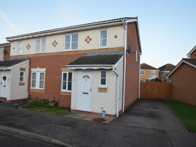 The Finches, Sandy 3 bed end of terrace house to rent £1,450 pcm £335 pw