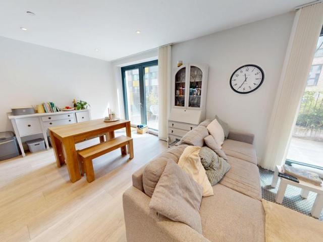The Furlong, Brighton, BN2 2 bed flat to rent £2,100 pcm £485 pw