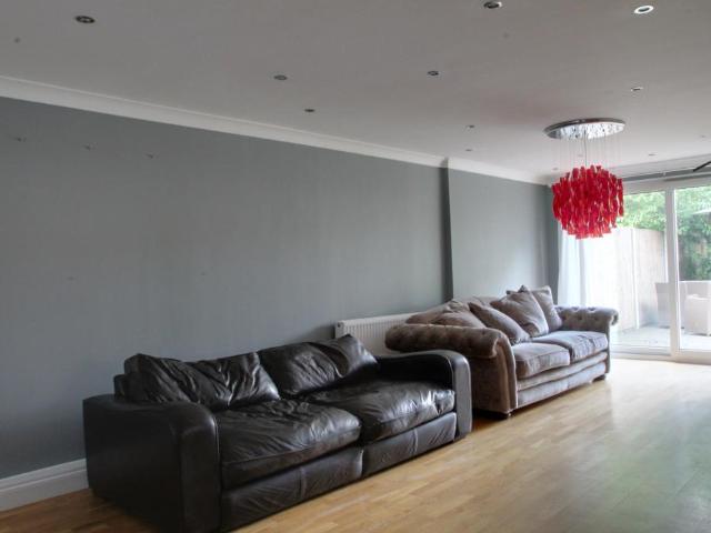 The Furrows, Walton on Thames KT12 4 bed detached house to rent £3,200 pcm £738 pw