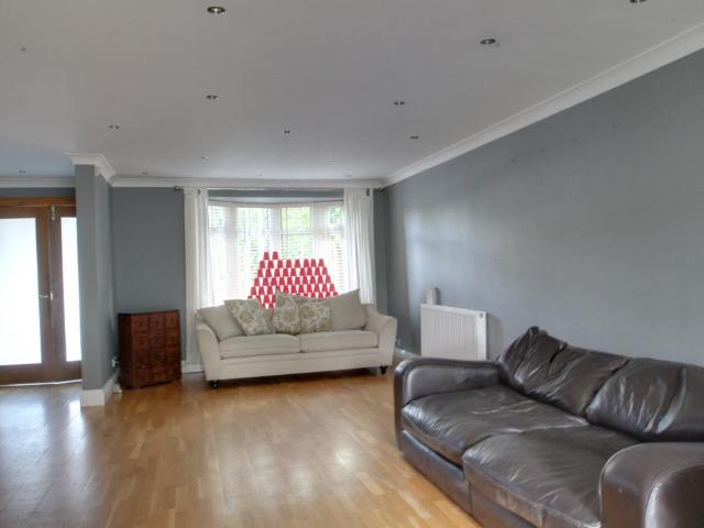 The Furrows, Walton on Thames KT12 4 bed house to rent £3,100 pcm £715 pw